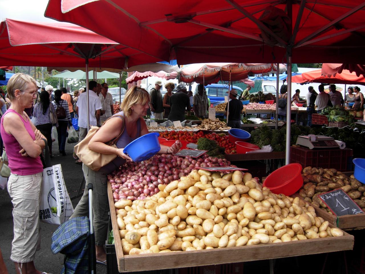 Marché de St Paul oignons, pommes de terre.