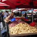 Marché de St Paul oignons, pommes de terre.