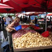 Marché de St Paul oignons, pommes de terre.