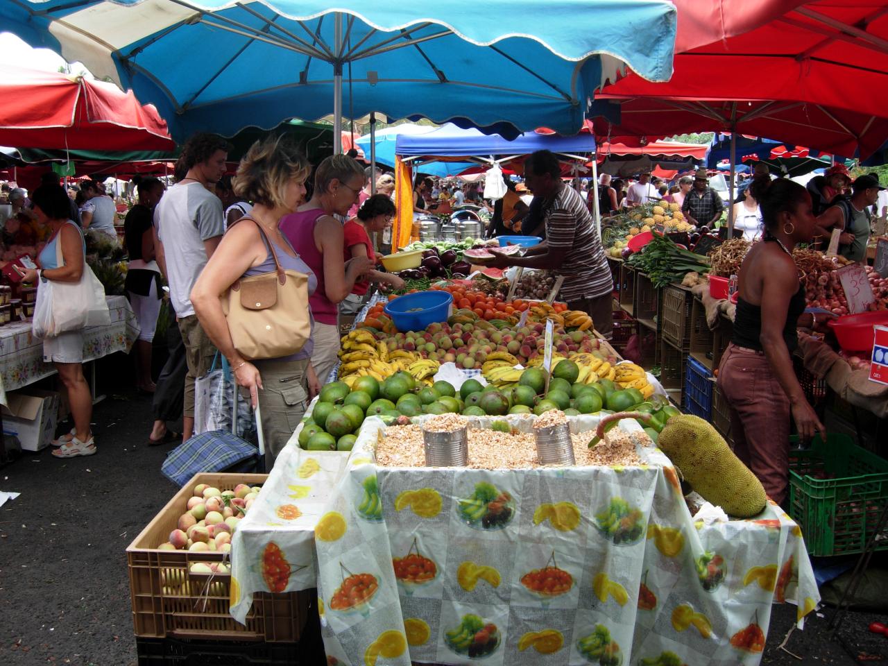 Marché de St Paul pêches, mangues, bananes.