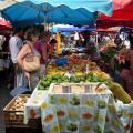 Marché de St Paul pêches, mangues, bananes.