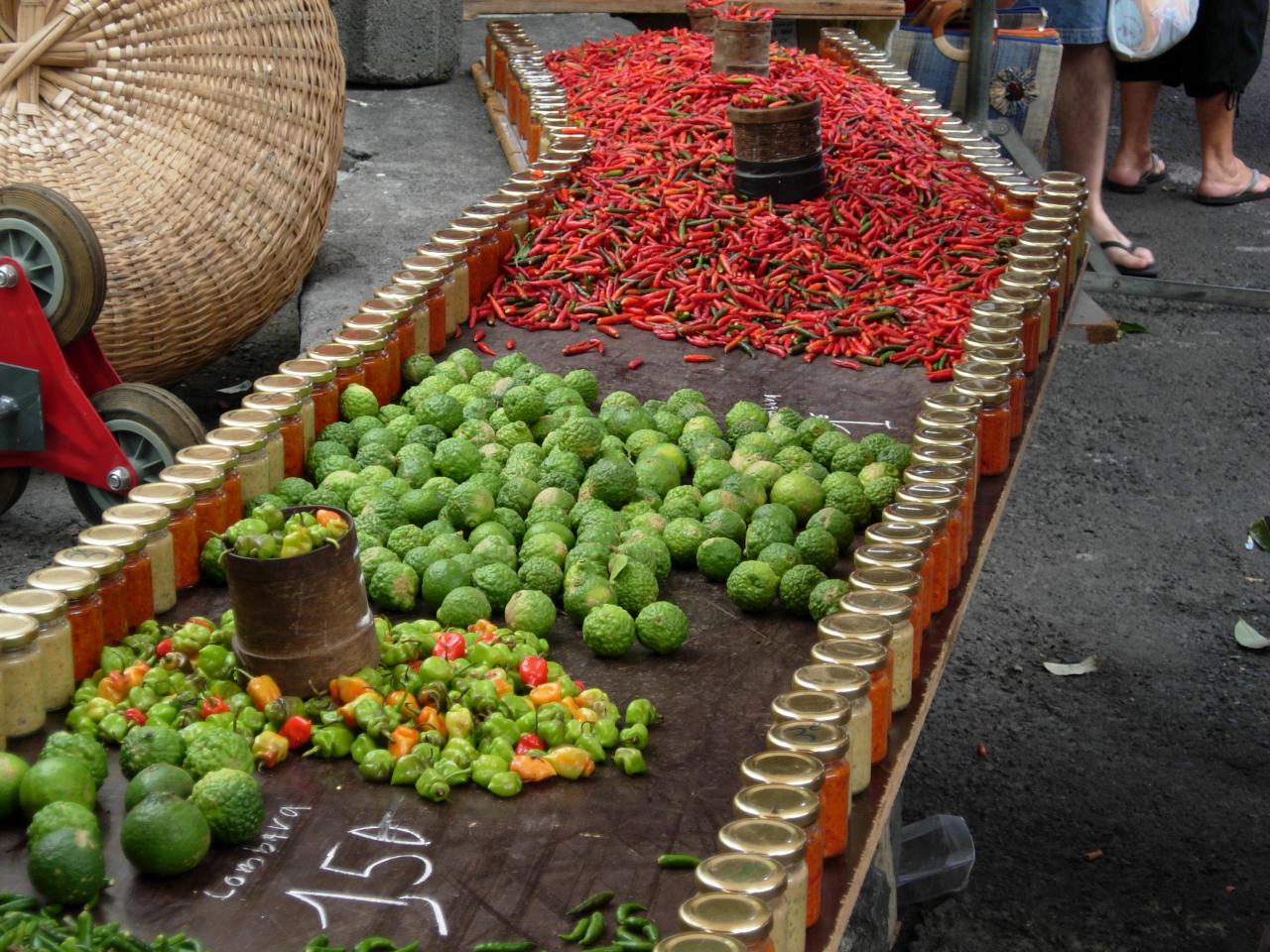 Marché de St Paul piments et combavas.