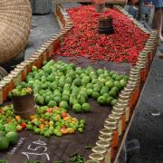 Marché de St Paul piments et combavas.
