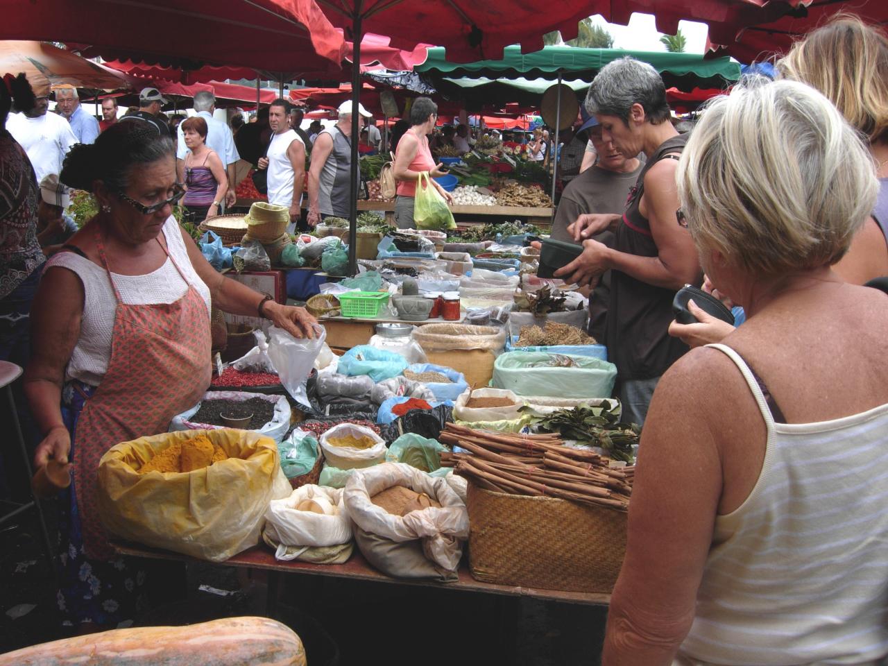 Marché de St Paul épices et plantes médicinales.