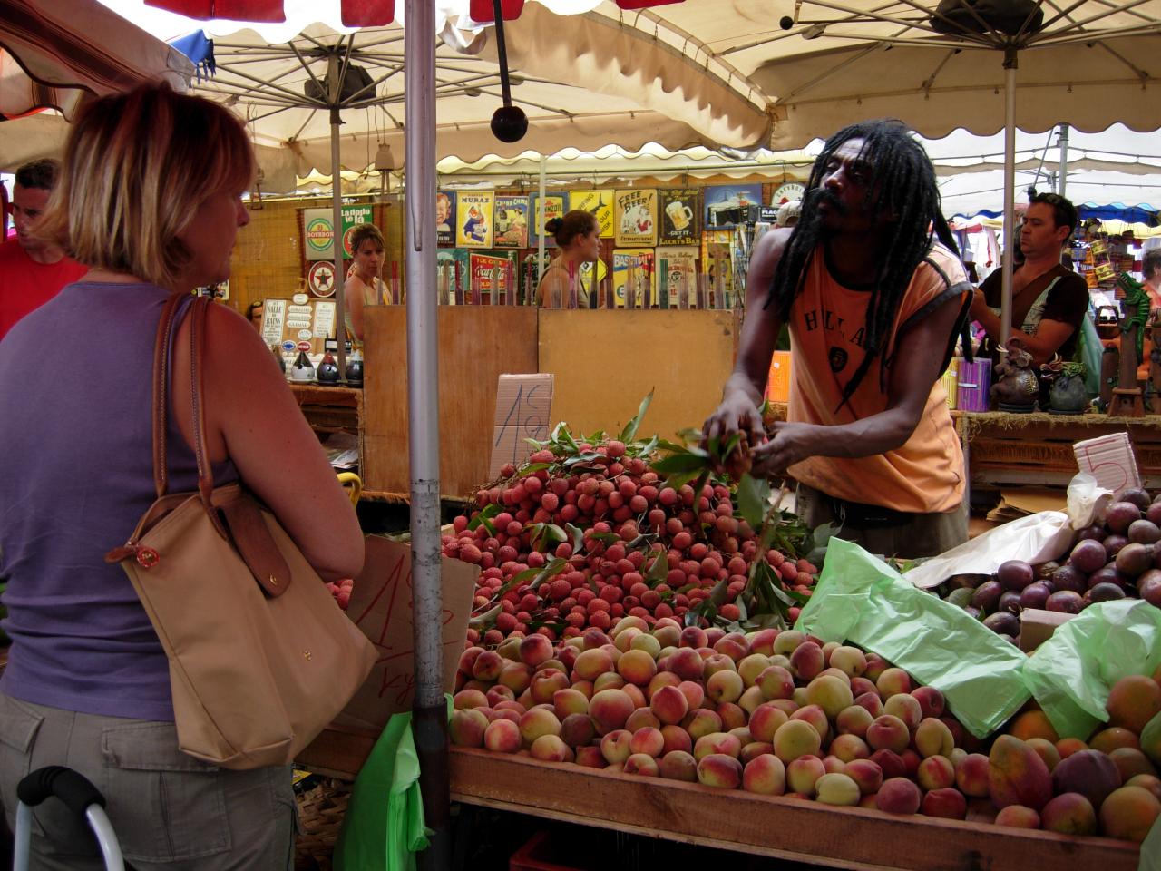 Marché de St Paul letchis et pêches.