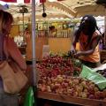 Marché de St Paul letchis et pêches.