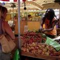 Marché de St Paul letchis et pêches.