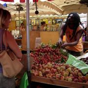 Marché de St Paul letchis et pêches.