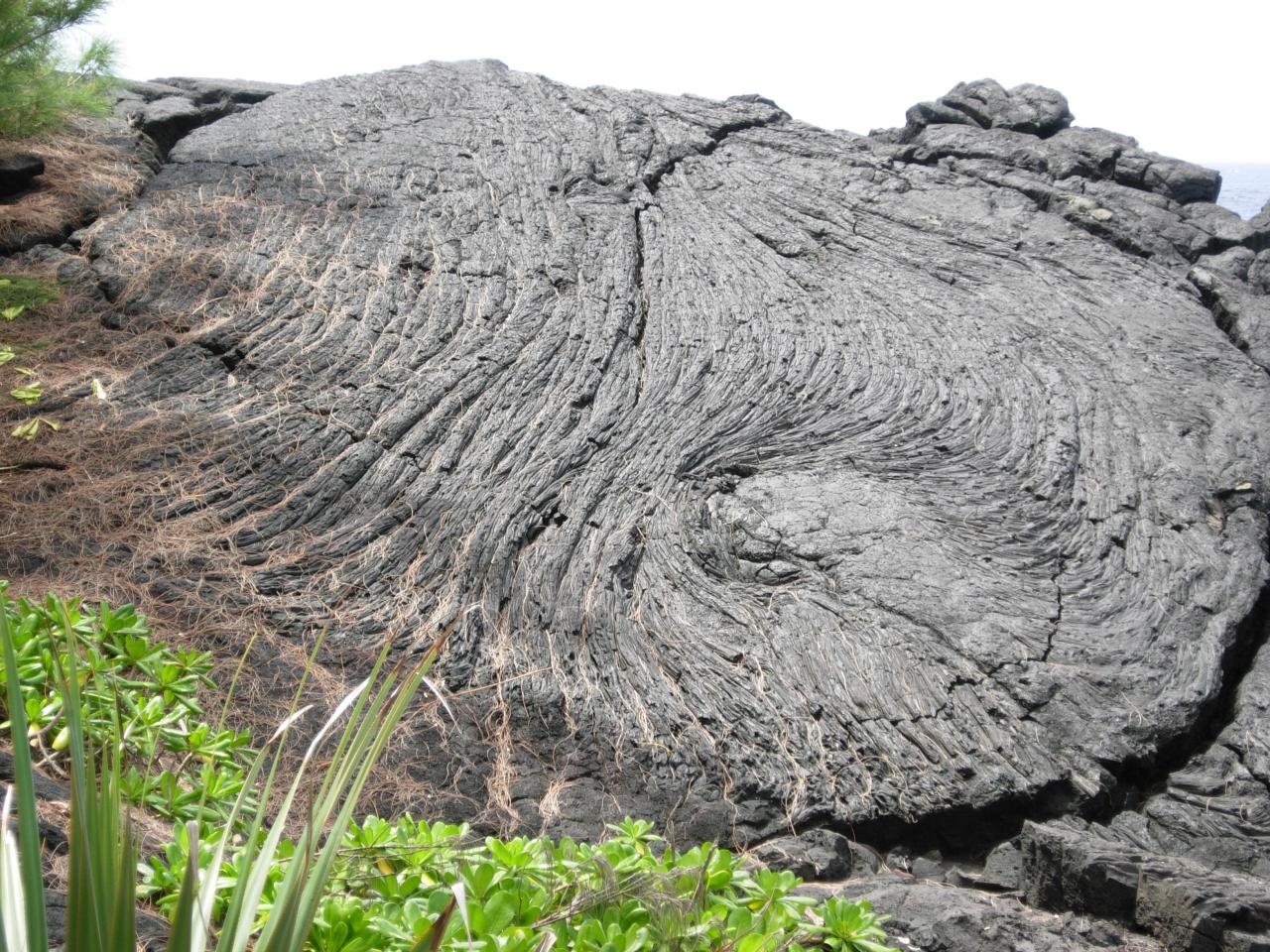 Grois plan sur une coulée de lave Pahoehoe cordée.