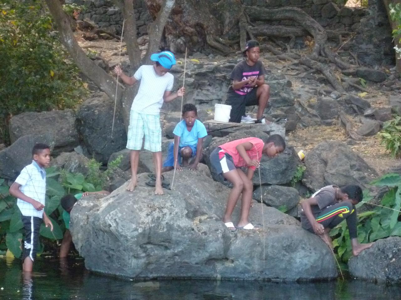 Enfants pêchant étang St Paul.