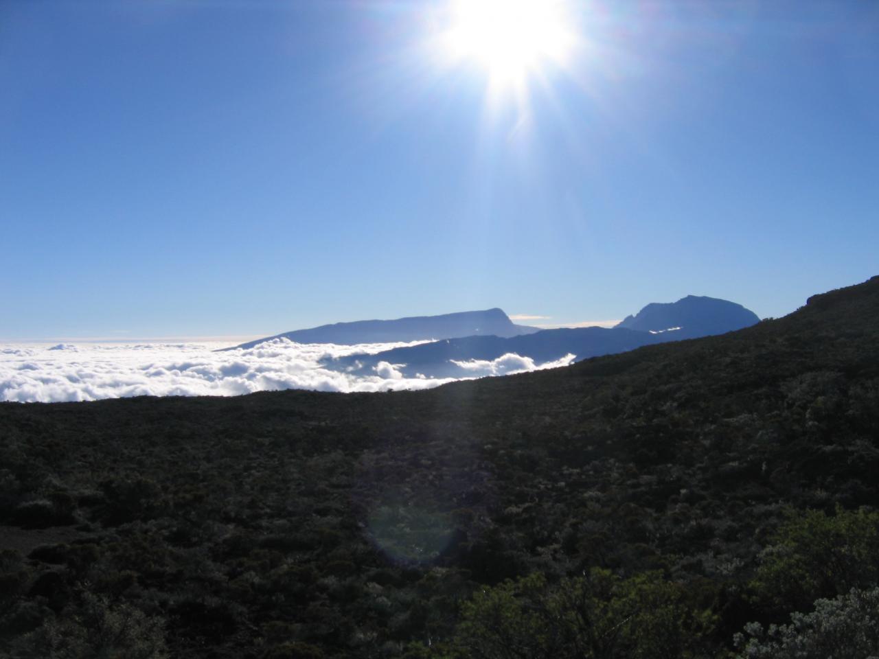 Piton des neiges à droite D Helsens