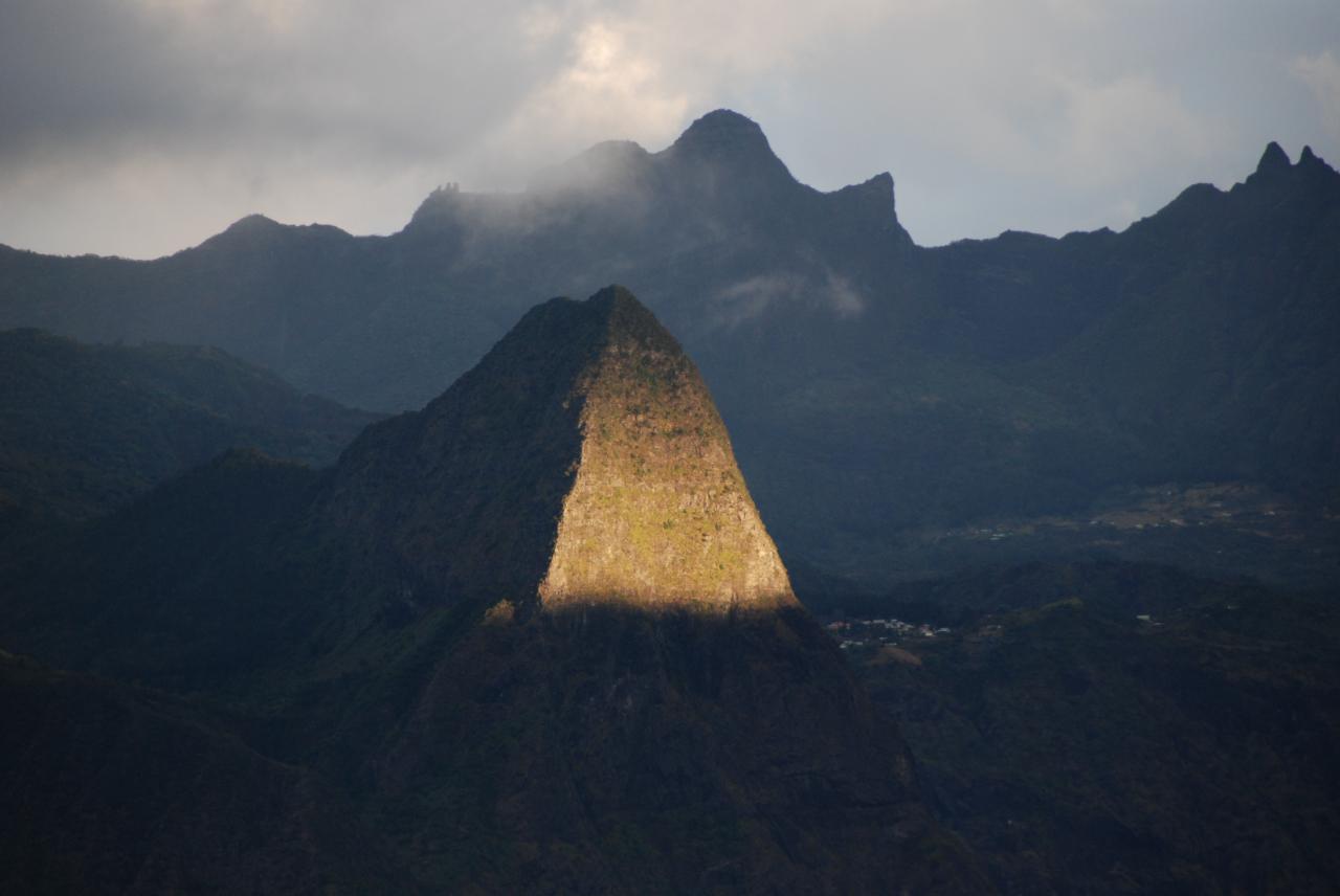 Soleil couchant sur Mafate D Helsens